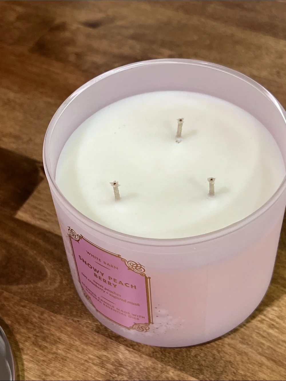 White Barn Snowy Peach Berry Candle - - Picture 2 of 2